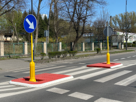 Azyl dla pieszych (ang. refuge island) - bezpieczna przestrzeń dla pieszych między pasami jezdni