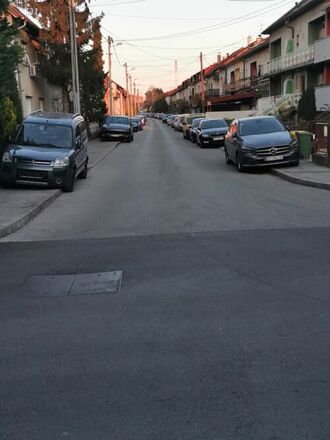 Nielegalne parkowanie na chodniku.jpg