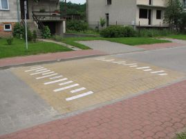Próg zwalniający (ang. speed bump) - wypukłość jezdni wymuszająca zmniejszenie prędkości