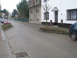 Szykany (ang. chicanes), esowanie pasów jezdni - zmuszają kierowców do omijania przeszkód, dzięki czemu jadą wolniej