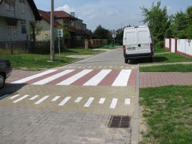 Wyniesione przejście dla pieszych (ang. raised pedestrian crossing) - wymusza na pojazdach zmniejszenie prędkości, a dodatkowo niweluje dla pieszych konieczność schodzenia do poziomu jezdni