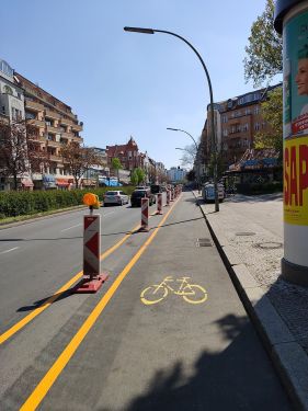 Pop-up Radweg auf dem Kottbusser Damm in Berlin.jpg